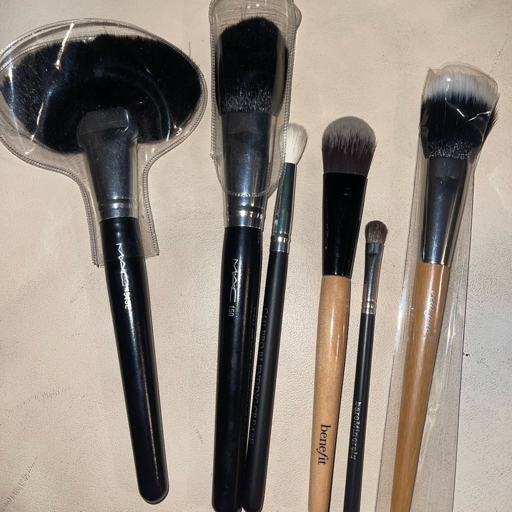 Bundle of 6 makeup brushes - MAC cosmetics, benefit & more SOLD
